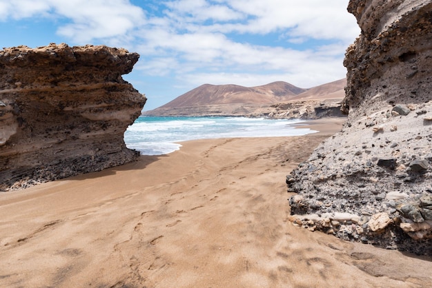 Vista panorâmica de Sealandscape em um dia ensolarado em Fuerteventura Canary Island