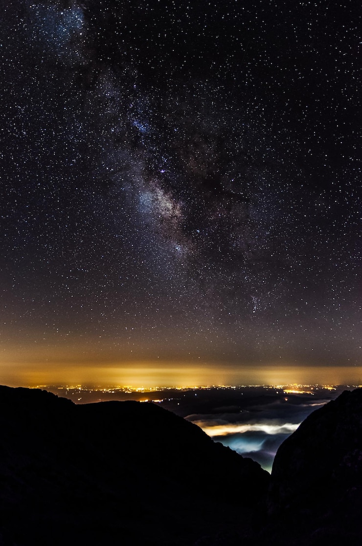 Foto vista panorâmica de silhuetas de montanhas contra o campo de estrelas