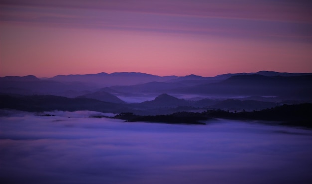 Vista panorâmica de silhuetas de montanhas contra o céu ao pôr-do-sol
