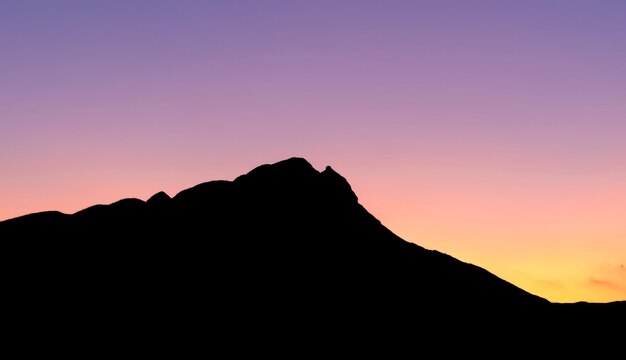 Foto vista panorâmica de silhuetas de montanhas contra o céu durante o pôr-do-sol