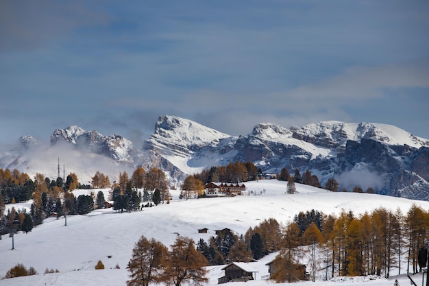 Vista panorâmica de terra coberta de neve e montanhas contra o céu