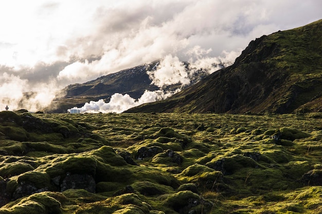 Vista panorâmica de terras vulcânicas contra o céu ion hotel islandês