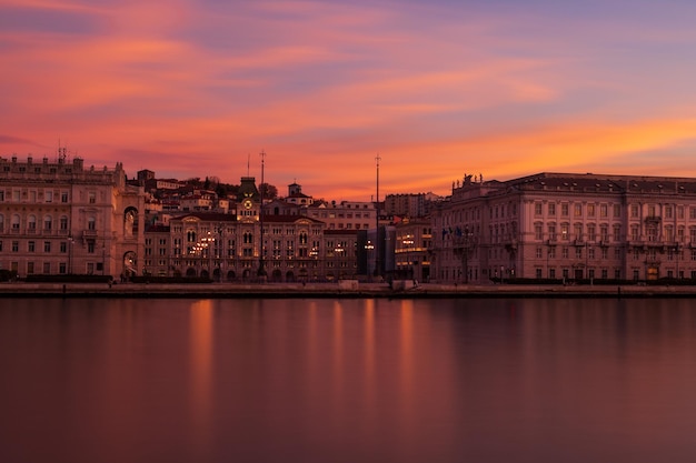 Vista panorâmica de Trieste ao pôr do sol