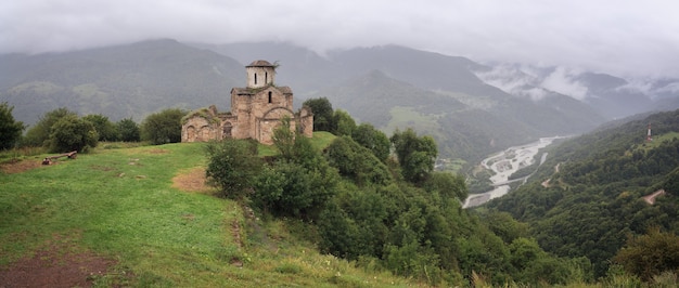 Vista panorâmica de um antigo mosteiro no topo de uma montanha no Cáucaso, na Rússia.