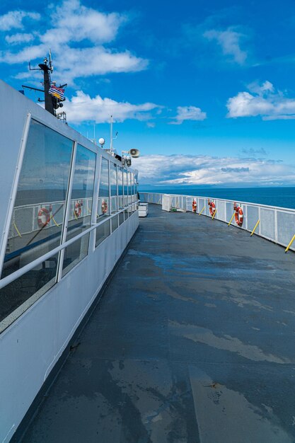 Foto vista panorâmica de um barco contra o céu azul