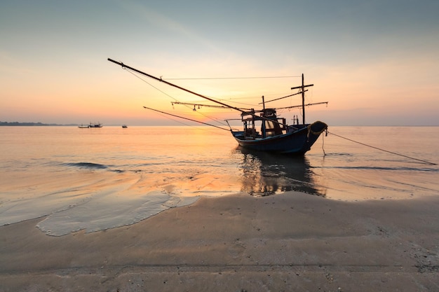 Vista panorâmica de um barco no mar ao pôr-do-sol