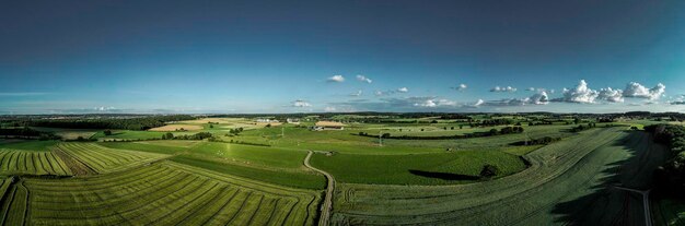 Vista panorâmica de um campo agrícola contra o céu