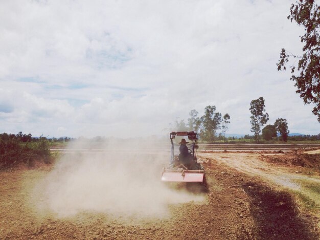 Foto vista panorâmica de um campo agrícola contra o céu