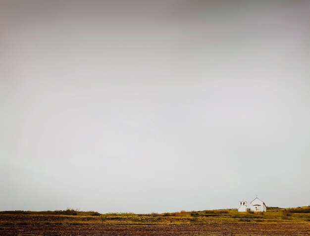 Vista panorâmica de um campo agrícola contra o céu