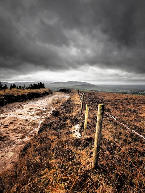 Foto vista panorâmica de um campo agrícola contra um céu dramático