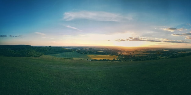 Foto vista panorâmica de um campo contra o céu ao pôr-do-sol