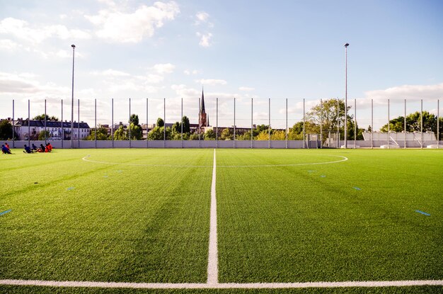 Foto vista panorâmica de um campo de futebol contra o céu