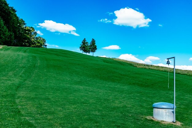 Vista panorâmica de um campo de grama contra um céu nublado