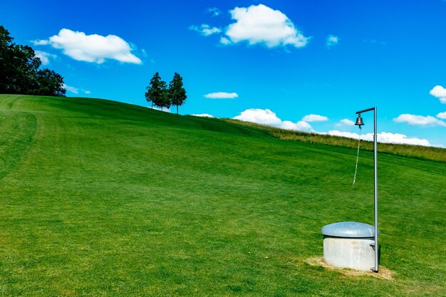 Vista panorâmica de um campo de grama contra um céu nublado