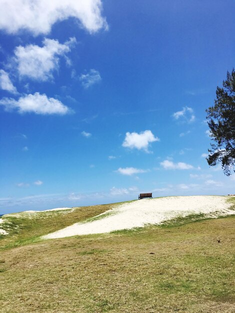 Foto vista panorâmica de um campo gramado contra o céu azul