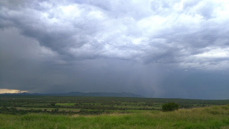 Foto vista panorâmica de um campo gramado contra um céu nublado
