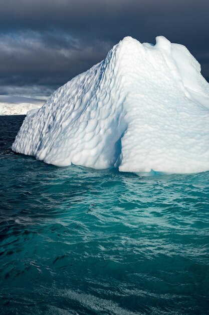 Foto vista panorâmica de um iceberg contra o céu