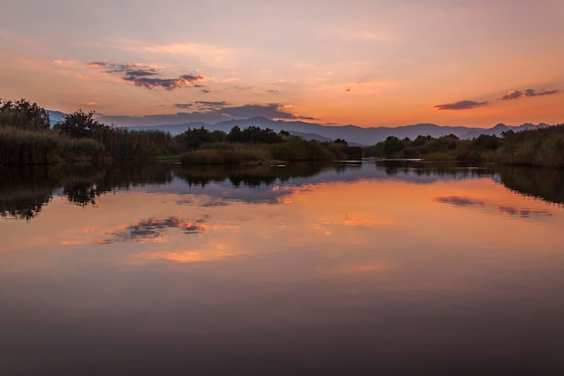 Vista panorâmica de um lago calmo ao pôr-do-sol
