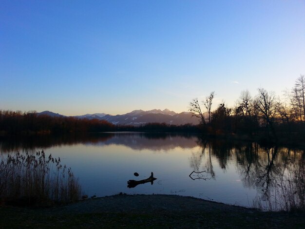 Vista panorâmica de um lago calmo