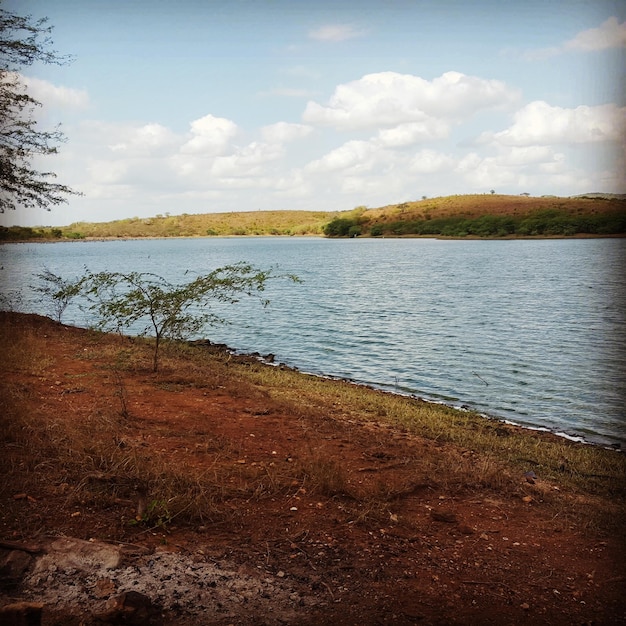 Vista panorâmica de um lago calmo