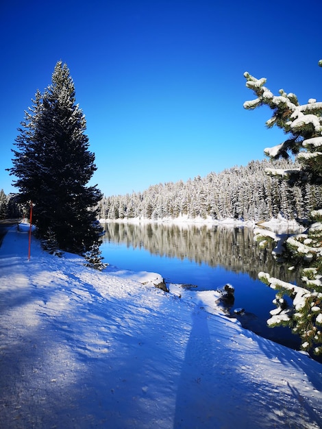 Foto vista panorâmica de um lago congelado contra o céu azul