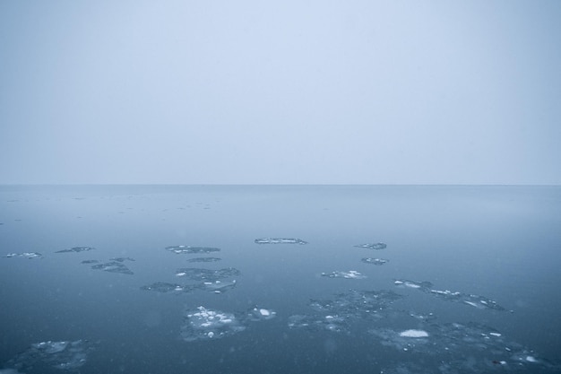 Vista panorâmica de um lago congelado contra o céu