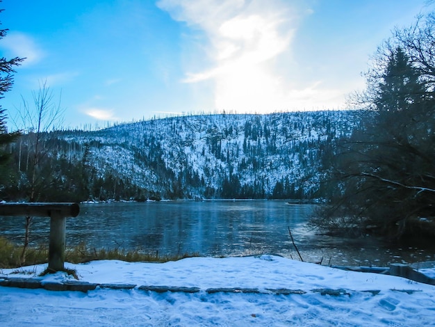 Foto vista panorâmica de um lago congelado contra o céu