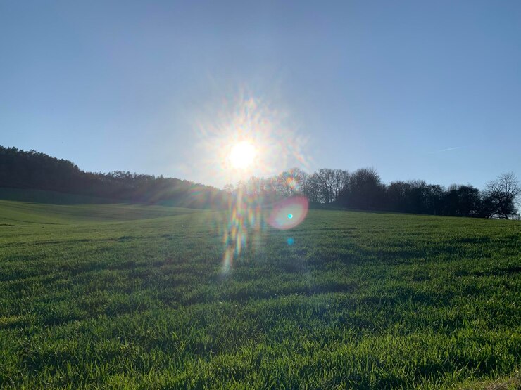 Foto vista panorâmica de um raio de sol no campo contra o céu