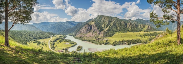 Vista panorâmica de um vale de montanha com um verão à luz do dia do rio