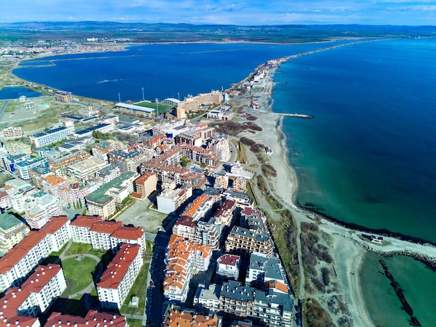 Vista panorâmica de uma altura acima da cidade de Pomorie com casas e ruas banhadas pelo Mar Negro na Bulgária