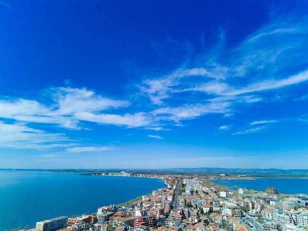 Vista panorâmica de uma altura acima da cidade de Pomorie com casas e ruas banhadas pelo Mar Negro na Bulgária