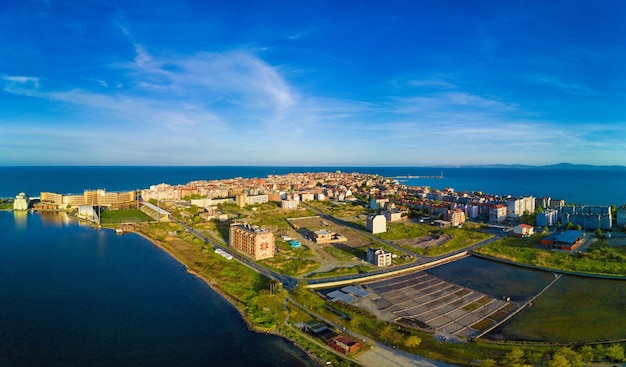 Vista panorâmica de uma altura acima da cidade de Pomorie com casas e ruas banhadas pelo Mar Negro na Bulgária