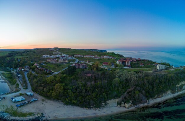 Vista panorâmica de uma altura da cidade de Sozopol com casas e barcos perto do Mar Negro