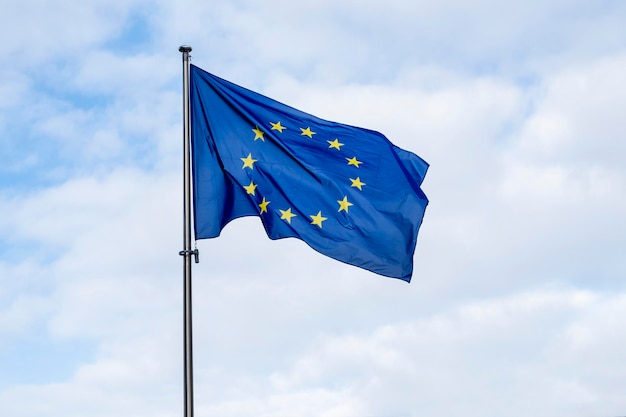 Vista panorâmica de uma bandeira da UE acenando ou bandeira da União Europeia contra o azul skyx9