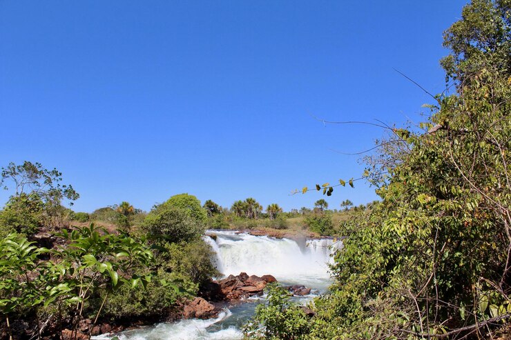 Foto vista panorâmica de uma cachoeira na floresta contra um céu azul claro