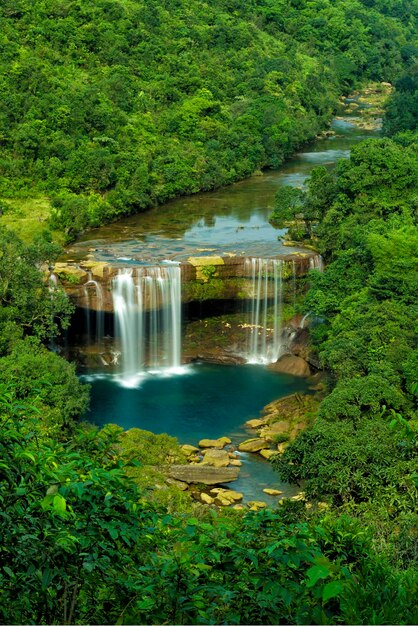 Foto vista panorâmica de uma cachoeira na floresta