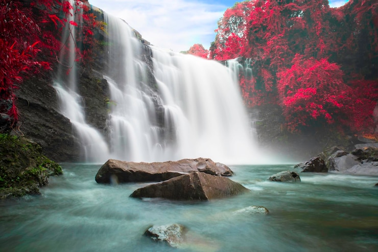 Foto vista panorâmica de uma cachoeira na floresta
