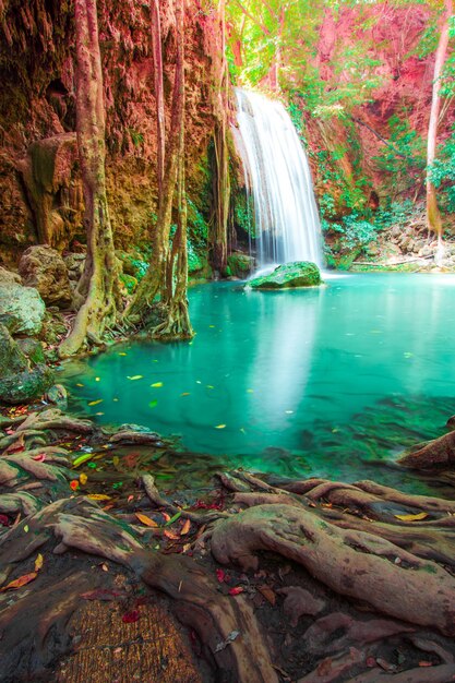 Foto vista panorâmica de uma cachoeira na floresta