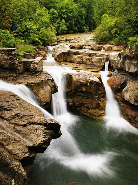 Foto vista panorâmica de uma cachoeira na floresta