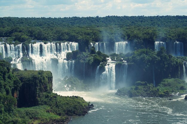 Vista panorâmica de uma cachoeira na floresta