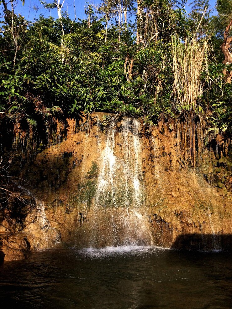 Foto vista panorâmica de uma cachoeira na floresta