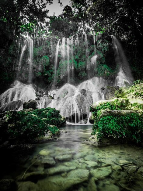 Foto vista panorâmica de uma cachoeira na floresta