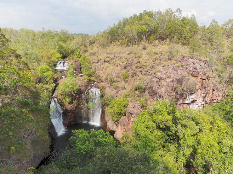 Foto vista panorâmica de uma cachoeira na floresta