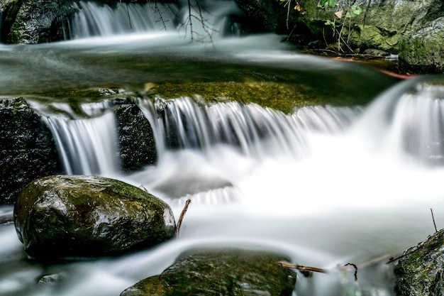 Vista panorâmica de uma cachoeira na floresta