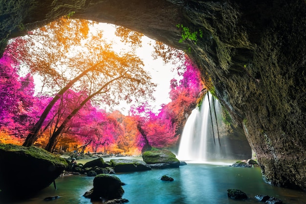 Foto vista panorâmica de uma cachoeira na floresta