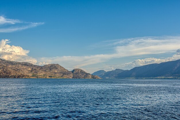 Vista panorâmica de uma encosta rochosa sobre o lago na Colúmbia Britânica