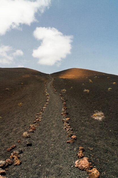 Vista panorâmica de uma estrada em terra contra o céu