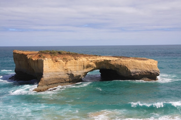 Vista panorâmica de uma grande rocha no oceano em London Arch Peterborough Australia