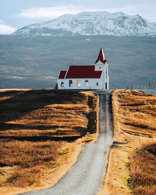 Vista panorâmica de uma igreja na paisagem da Islândia