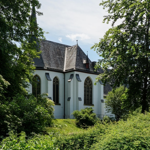 Vista panorâmica de uma igreja paroquial em Herrenstrunden Bergisch Gladbach Alemanha